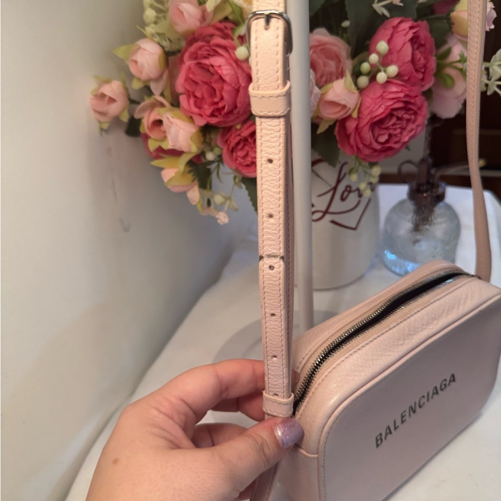 Balenciaga Pink Crossbody Bag with Minimalist Design - Picture 3 of 11